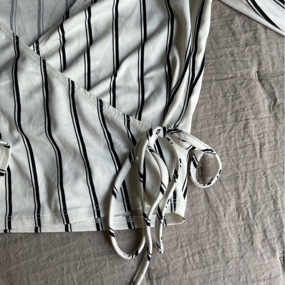 Forever 21 faux wrap crop top - Picture 2 of 3